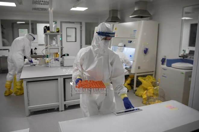 Preiskave koronavirusa v laboratoriju v Beogradu. FOTO: Marko Djurica/Reuters