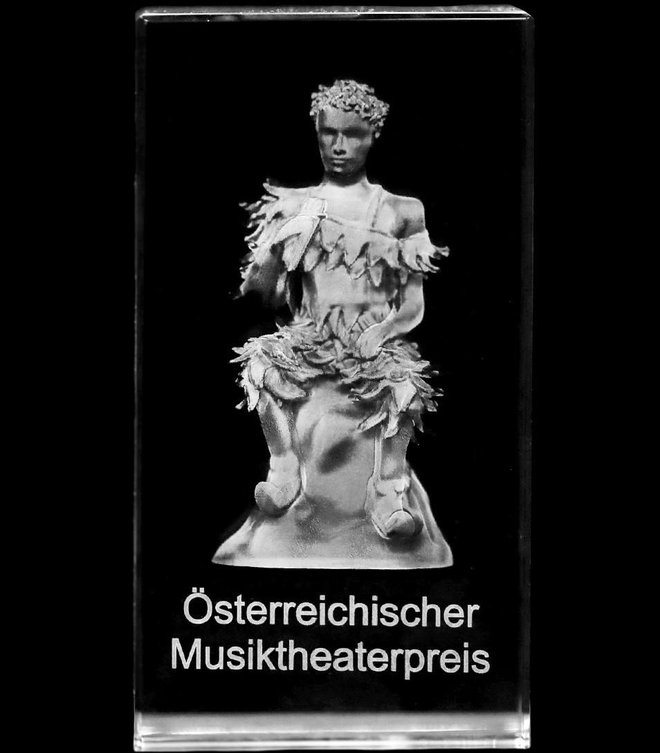 Porcelanast in pozlačen kipec ­Papagena je letos zamenjala steklena, tridimenzio­nalna različica. Foto Der ­österreichische Musiktheaterpreis