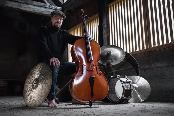 Dvojnost, ki ga je nekaj časa begala – ali je bolj violončelist ali bobnar –, se je združila v eno. Nastal je<em> </em><em>DrummingCellist</em>. Foto Urška Lukovnjak