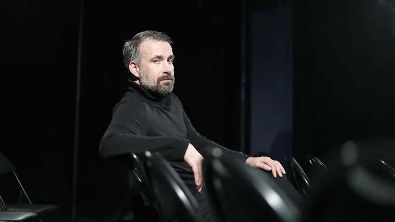 Fotografija: »Da se zaljubimo, je nujno nekaj, kar nas preseneti in česar ne moremo predvideti. Kako se torej pripravimo na nekaj takega? Moj odgovor je: s fatalizmom.« Frank Ruda. FOTO: Leon Vidic/Delo