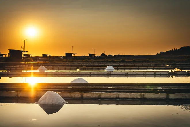 Sončni zahod nad Sečoveljskimi solinami. FOTO: Branko Furlanič/Turistično združenje Portorož