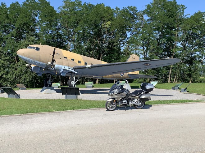 Obnovljeno letalo DC-3 Dakota je postavljeno v spomin na nekdanje partizansko letališče pred vasjo Otok pri Metliki.<br />
FOTO: Blaž Kondža
