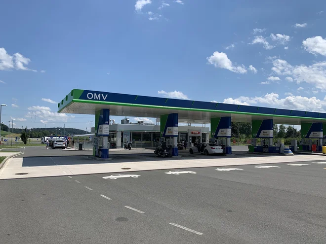 Praktično zbirno mesto za začetek izleta po Dolenjski in Beli krajini je bencinski servis OMV na Cikavi pri Grosuplju, kjer oskrbimo svoje jeklene konjičke z gorivom in se okrepčamo pred potjo. FOTO: Blaž Kondža
