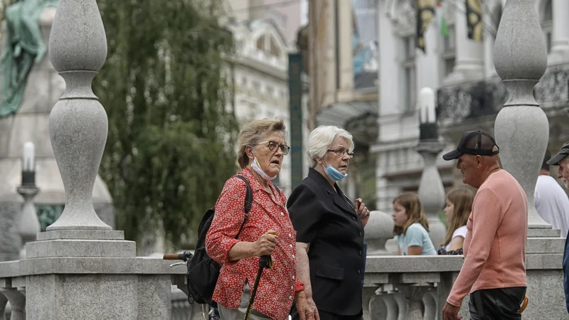 Fotografija: Maske so v zaprtih javnih prostih še vedno obvezne. Foto Blaž Samec