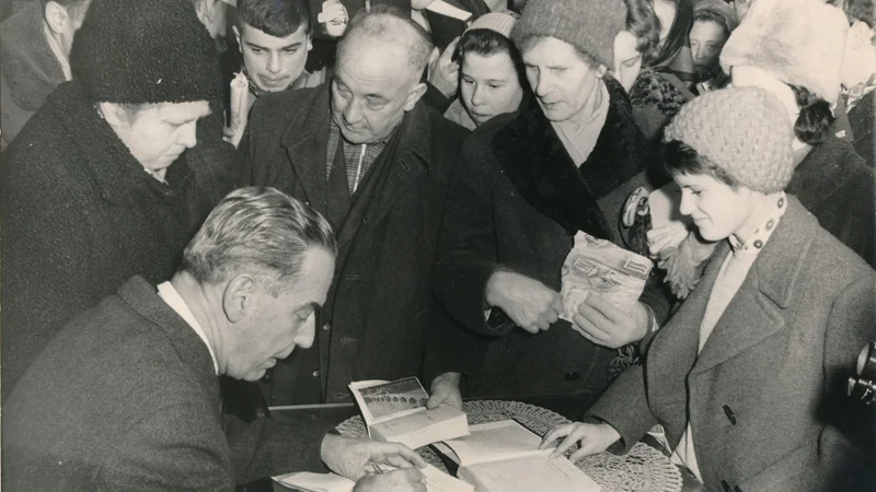 Fotografija: Ivo Andrić se je v najstniških letih pod vplivom Župančiča učil tudi slovenščine. Pol stoletja pozneje se je spominjal: »Užival sem v tej poeziji, in ne samo v poeziji, ampak tudi v slovenskem jeziku, dopadel se mi je slovenski način izražanja, stih, akcenti …« Na fotografiji iz leta 1962 Andrić podpisuje knjige v Ljubljani. FOTO: Edi Šelhaus