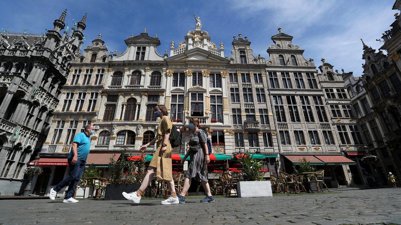 Fotografija: Tudi bruseljski trgi v poletnih dneh bolj ko ne samevajo. FOTO: Yves Herman/Reuters