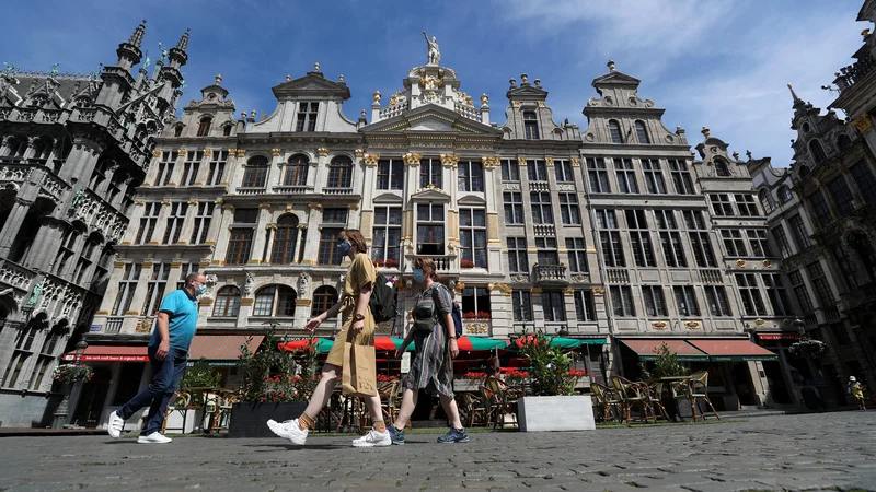 Fotografija: Tudi bruseljski trgi v poletnih dneh bolj ko ne samevajo. FOTO: Yves Herman/Reuters