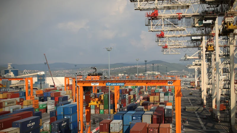 Fotografija: Kontejnerski terminal je sodobno opremljen, čez dve leti bo še bolj. Foto Jure Eržen