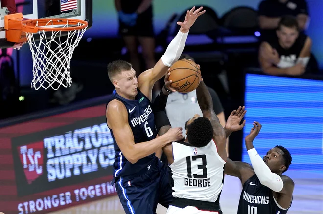 Kristaps Porzingis se je boril pod košem. FOTO: Ashley Landis/USA Today Sports