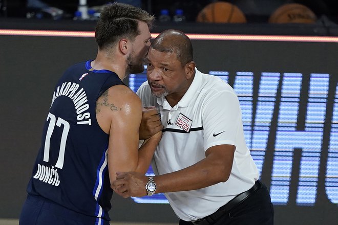 Dončić si je vzel čas za klepet s trenerjem Clippersov Docom Riversom. FOTO: Ashley Landis/USA Today Sports