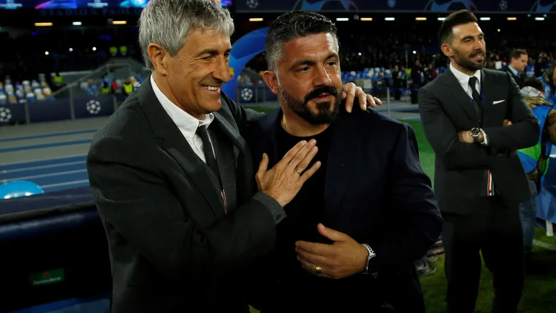 Fotografija: Gennaro Gattuso (desno) in kolega Quique Setien sta se pozdravila v Napoliju. FOTO: Ciro De Luca/Reuters