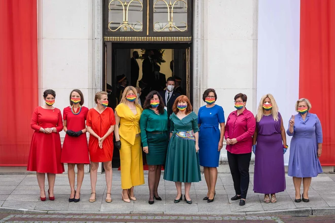 Parlamentarke levega krila, oblečene v barve mavrice, se predstavljajo pred zgradbo poljskega parlamenta (Sejm), potem ko je poljski predsednik Andrzej Duda v Varšavi prisegel na svoj drugi mandat. FOTO: Wojtek Radwanski/Afp