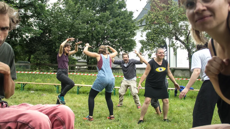 Fotografija: Eno od delavnic na Ne-festivalu je vodil Jaša Jenull (v sredini fotografije). Kot je dejal, so se najprej ukvarjali z osnovami, ki so potrebne za delovanje na ulici, to so veščine poslušanja, komunikacije, pozornosti, pripravljenosti prevzeti pobudo in pripravljenosti, da slediš tistemu, ki bo pobudo dal. FOTO: Urša Rahne