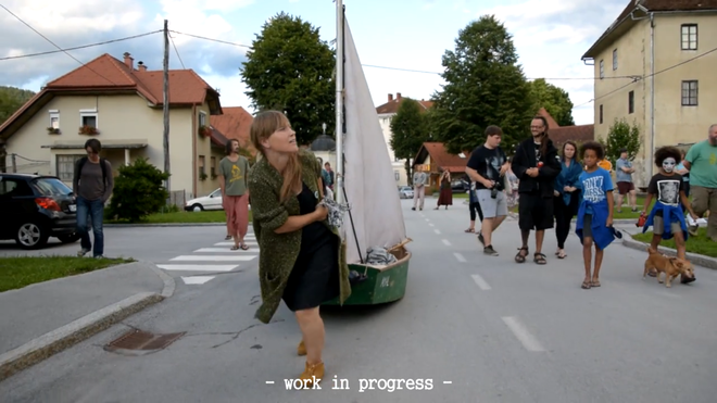 Predstavo Čoln, ki so jo razvijali na Danskem, preden so prišli v Gornji Grad, bi radi prikazali tudi na Ani Desetnici. FOTO: posnetek zaslona http://playthecity.org/the-boat