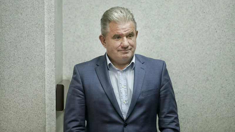 Fotografija: Okoljski minister Andrej Vizjak se je pred dnevi odločil, da zaradi pomanjkanja denarja neodvisne revizije razvpitega ljubljanskega projekta kanal C0 ne bo. FOTO: Blaž Samec/Delo