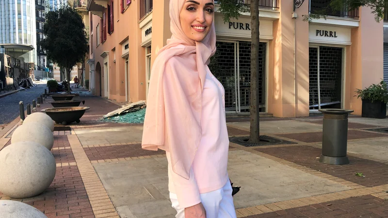 Fotografija: Nevesta Israa Seblani za fotografijo pozira na istem mestu, kjer je dan pred tem v času eksplozije z ženinom snemala poročni video. FOTO: Yara Abi Nader/Reuters