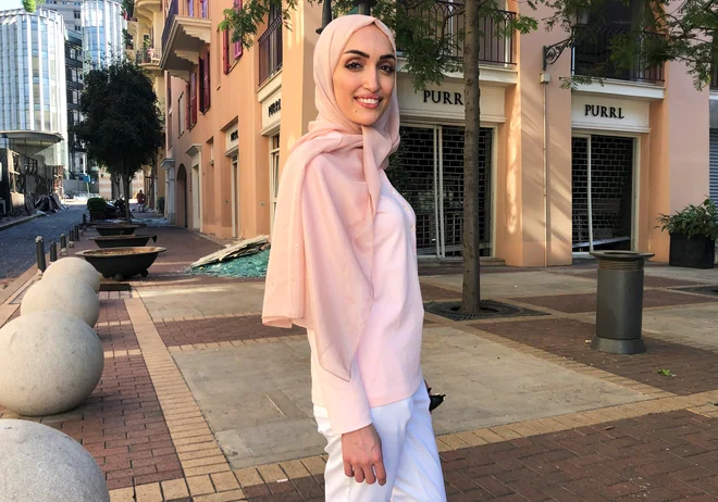 Nevesta Israa Seblani za fotografijo pozira na istem mestu, kjer je dan pred tem v času eksplozije z ženinom snemala poročni video. FOTO: Yara Abi Nader/Reuters