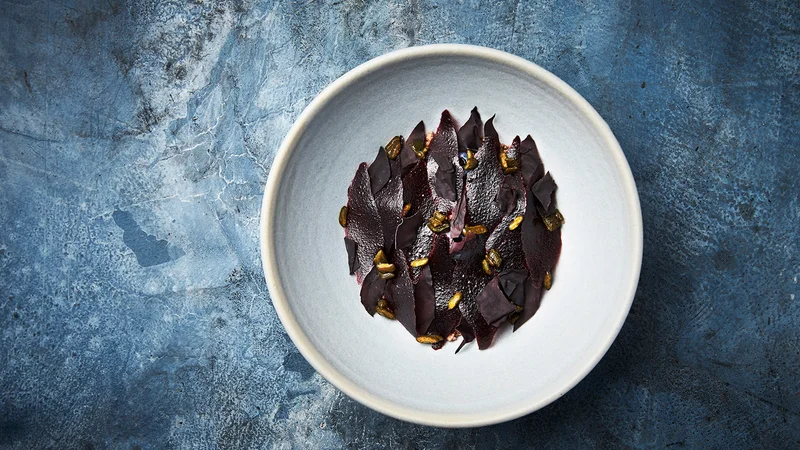 Fotografija: Chef Poul Andrias Ziska, domačin s Farskih otokov, ponuja jedi, narejene izključno iz lokalnih sestavin, uporablja tudi posebno veščino fermentacije. Foto Koks Restaurant