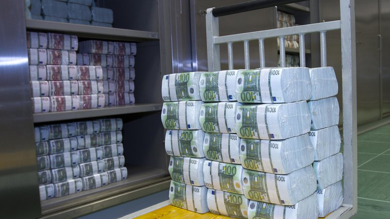 Fotografija: Po podatkih Banke Slovenije ima na ravni sistema le odstotek komitentov vloge na vpogled, ki so višje od 100.000 evrov, njihova vrednost pa na ravni sistema predstavlja kar dobro tretjino vseh vlog na vpogled. FOTO: Banka Slovenije