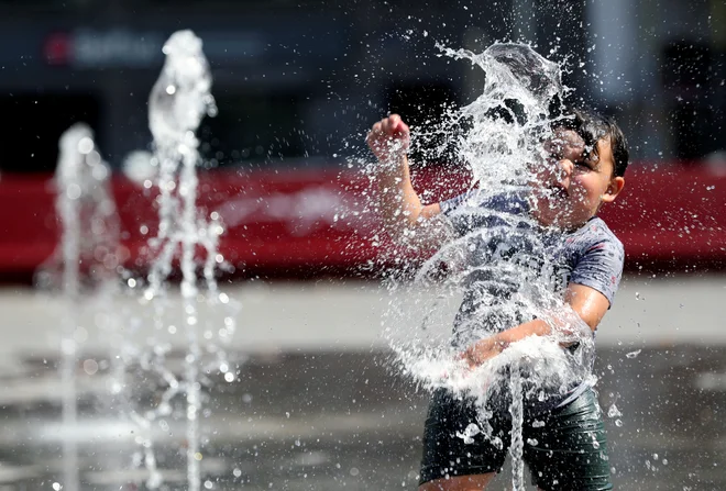 Najmlajši se s težavami odraslih ne obremenjujejo, ampak si kar sredi Bruslja poiščejo zabavo. FOTO: Yves Herman/ Reuters