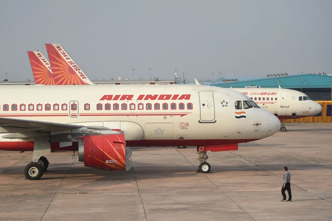 Letalo prevoznika Air India je danes zdrsnilo s pristajalne steze na jugu Indije. FOTO: Money Sharma/AFP