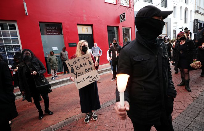 Protestniki zoper ukrepe za zajezitev novega koronavirusa v južnoafriškem Cape Townu. FOTO: Mike Hutchings/Reuters