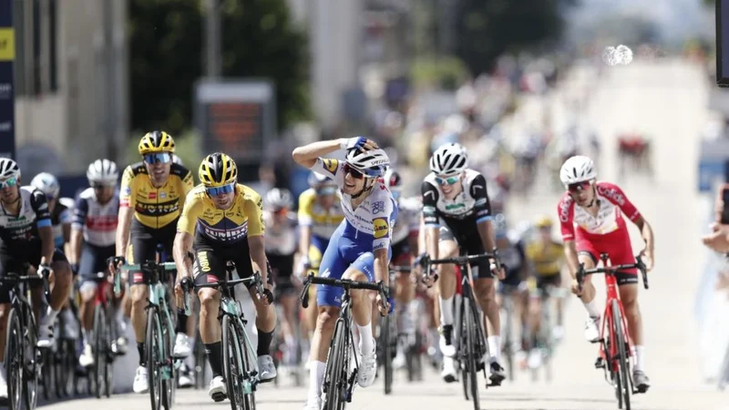 Fotografija: Primoža Rogliča (v ospredju levo) je na ciljni črti 1. etape dirke Tour de l'Ain presenetil mladi Italijan Andrea Bagioli. FOTO: Guillaume Horcajuelo/Tour de l'Ain