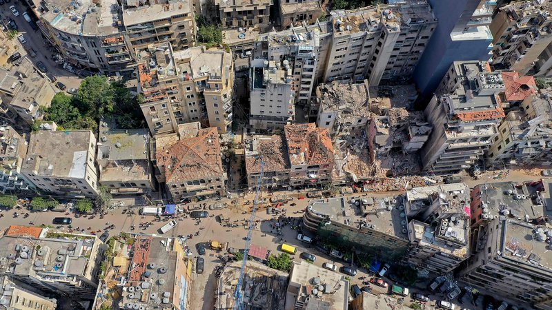 Fotografija: Beirut žaluje, ljudje s prstom kažejo na nekompetentno vlado, hiše so videti, kot da je mesto sredi vojne. Foto: Afp