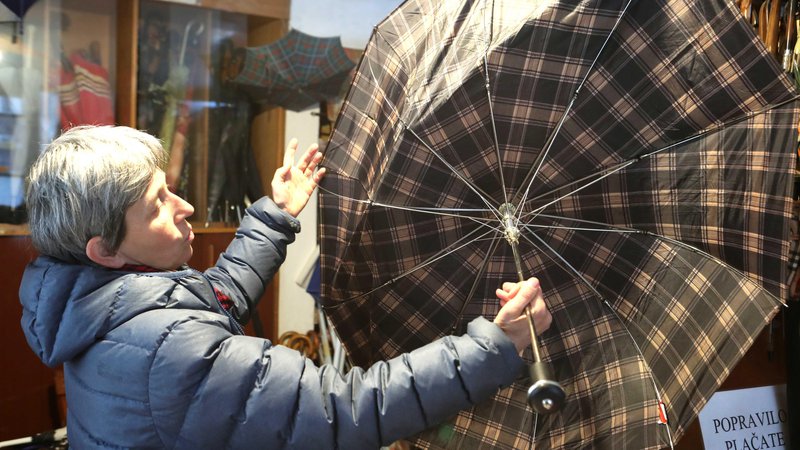 Fotografija: Ste vedeli, da na Trubarjevi, v središču prestolnice, gospa popravlja dežnike? FOTO: Igor Mali