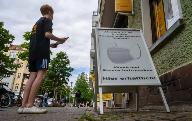 59 odstotkov&nbsp; Nemcev meni, da so aktualni ukrepi proti širjenju virusa ustrezni, 28 odstotkov bi jih ukrepe zaostrilo.&nbsp;Foto: John Macdougall/Afp