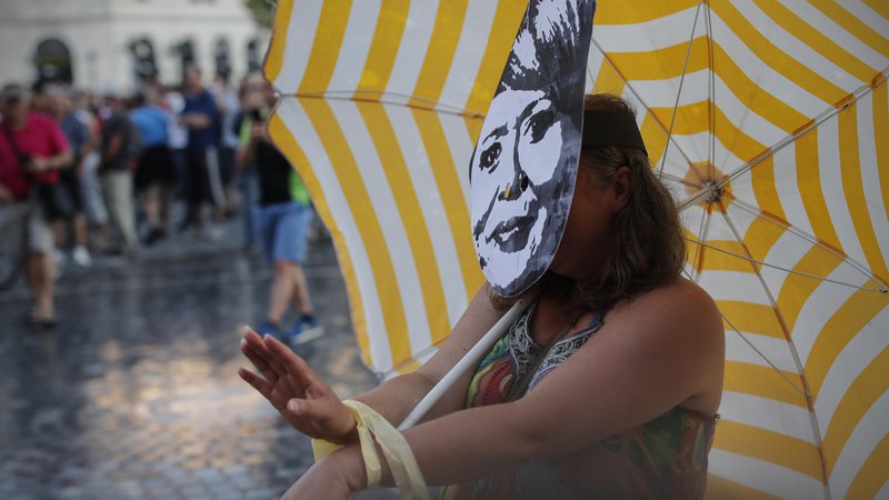 Fotografija: Protestniki so s performansom uprizorili politike. FOTO: Uroš Hočevar/Delo