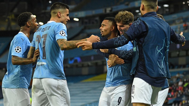 Fotografija: Nogometaši Manchester Cityja so se takole veselili zaslužene uvrstitve v četrtfinale lige prvakov. FOTO: Oli Scarff/AFP