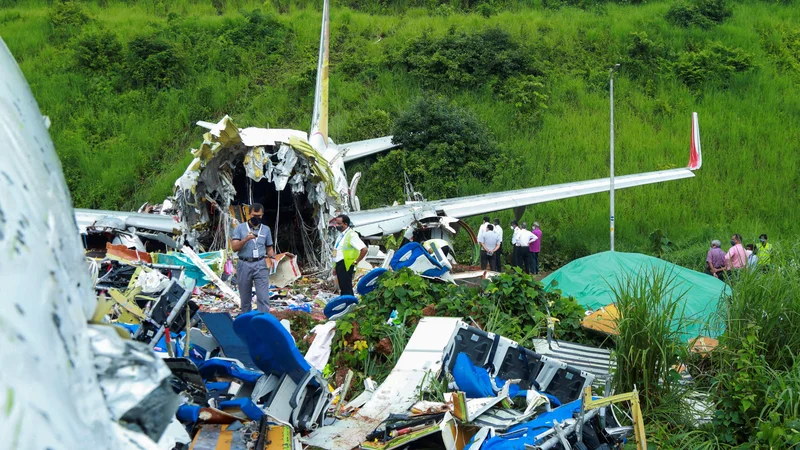 Fotografija: Boeing 737, ki je prispel iz Dubaja, je med monsunskim deževjem zdrsnil s konca pristajalne steze. FOTO: Arunchandra Bose/AFP