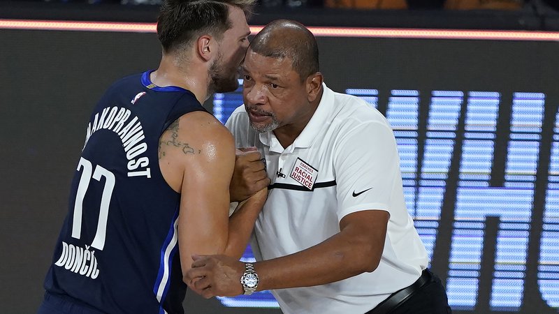 Fotografija: Luka Dončić se je med zadnjo tekmo zapletel v pogovor s trenerjem Los Angeles Clippers Docom Riversom. FOTO: Ashley Landis/Usa Today Sports