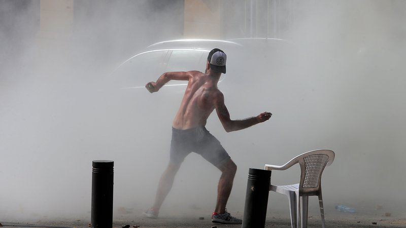 Fotografija: Libanonci so se odpravili na ulice, saj želijo spremembo oblasti. FOTO: STR / AFP