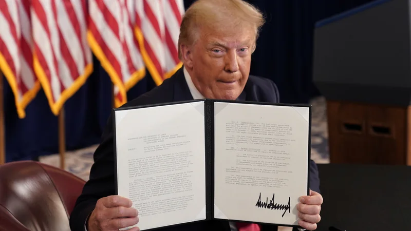 Fotografija: Donald Trump razkazuje svoj podpis pod izvršilnim zakonom. Foto Joshua Roberts Reuters