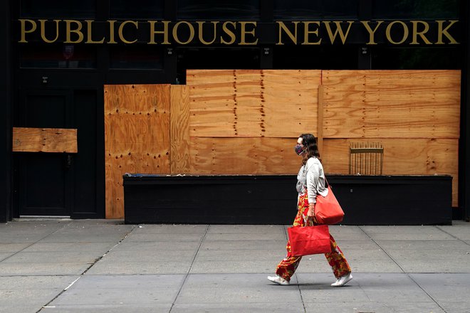 Newyorški Manhattan in številne druge predele ZDA zaznamujejo zaprte trgovine in lokali. Foto Carlo Allegri Reuters