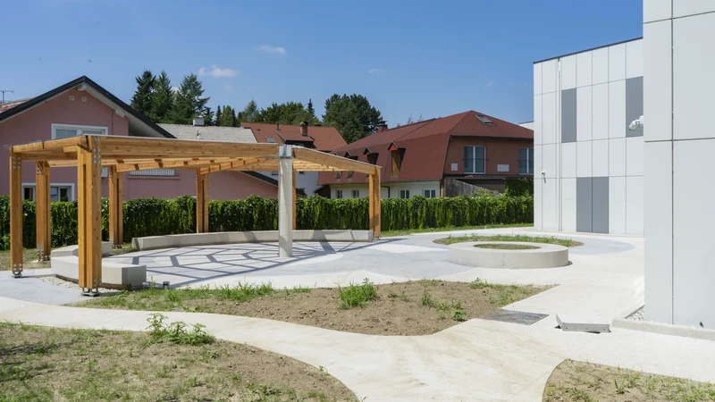 Fotografija: Kljub nenavadnemu zemljišču je veliko uporabnega zunanjega prostora. FOTO: Vid Svetina/Delo