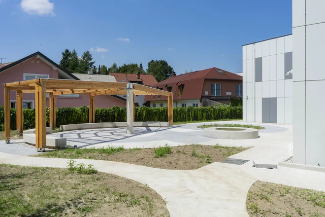 Kljub nenavadnemu zemljišču je veliko uporabnega zunanjega prostora. FOTO: Vid Svetina/Delo