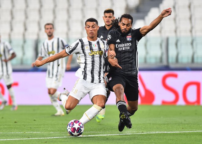 Cristiano Ronaldo je z goloma ohranjal Juventusovo upanje proti Lyonu, vendar so se nato v četrtfinale uvrstili Francozi. FOTO: Massimo Pinca/Reuters