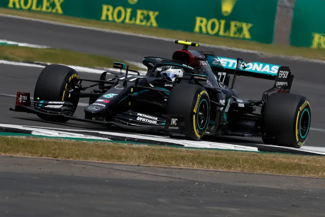 Valtteri Bottas ni izkoristil najboljšega štartnega položaja. FOTO: Frank Augstein/AFP