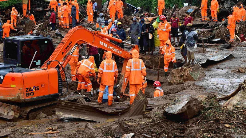 Fotografija: Reševalci iščejo trupla in morebitne preživele. FOTO: STR/AFP