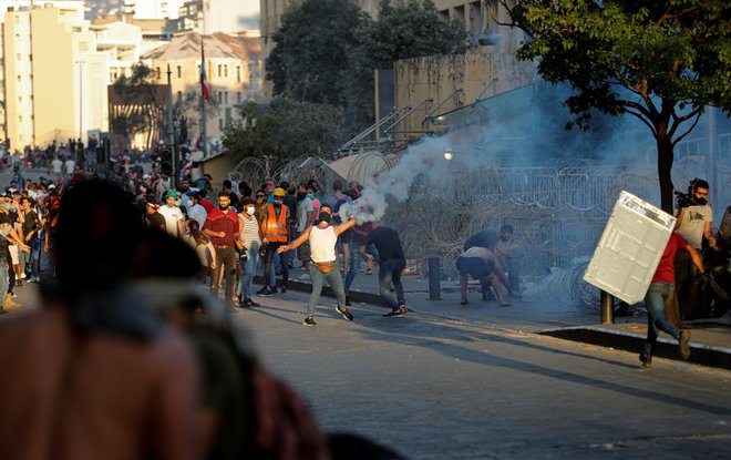 Protestniki na ulicah Bejruta. FOTO: Thaier Al-sudani/Reuters