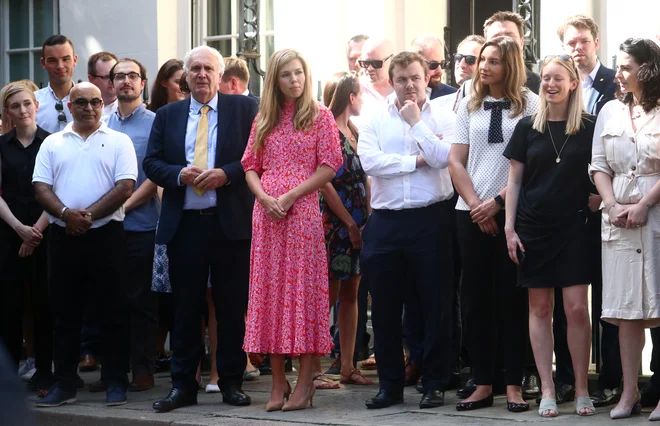 Johnsonova partnerka Carrie Symonds je novega premiera skozi vrata uradne rezidence pospremila le s pogledom - iz množice.