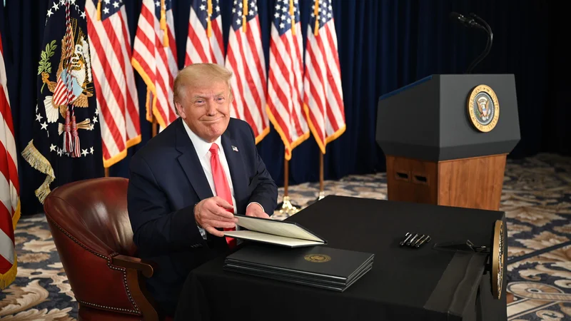 Fotografija: Predsednik Donald Trump je podpisal štiri izvršne ukaze za »pomoč pred kitajskim virusom«. FOTO: Jim Watson/Afp