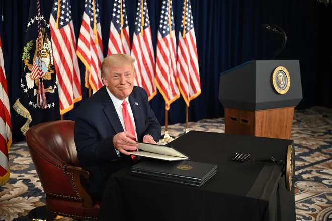 Predsednik Donald Trump je podpisal štiri izvršne ukaze za &raquo;pomoč pred kitajskim virusom&laquo;. FOTO: Jim Watson/Afp