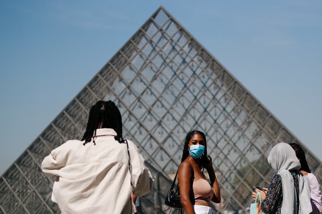 Okrepitev nošenja mask je eno od prizadevanj za zajezitev ponovnega izbruha bolezni koronavirusa v Franciji. FOTO: Gonzalo Fuentes/Reuters