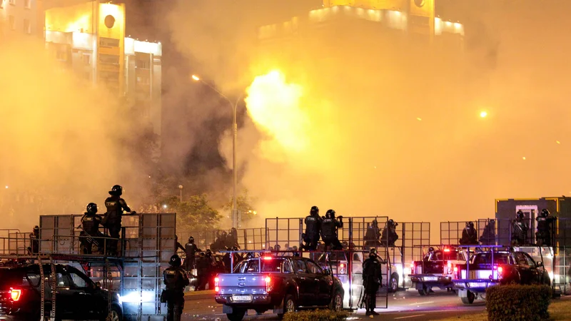 Fotografija: Po navedbah nekaterih opazovalcev se je v prestolnici Minsk včeraj zbralo okoli 100.000 protestnikov. FOTO: Siarhei Leskiec/AFP