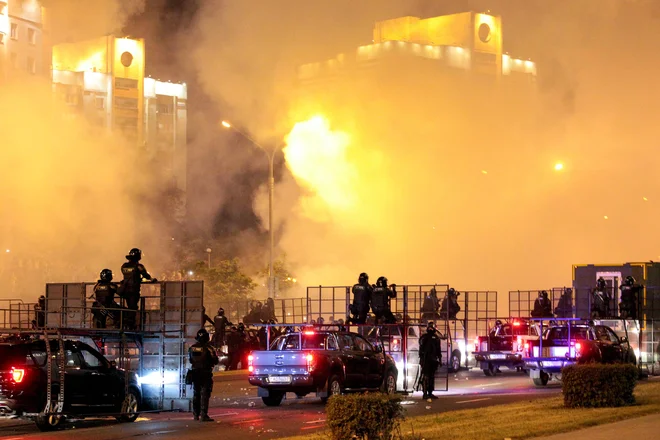Po navedbah nekaterih opazovalcev se je v prestolnici Minsk včeraj zbralo okoli 100.000 protestnikov.&nbsp;FOTO: Siarhei Leskiec/AFP