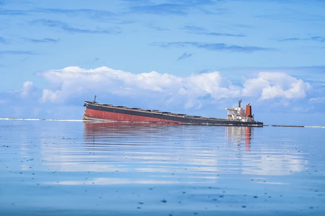 Plovilo MV Wakashio, ki pripada japonskemu podjetju, vendar je plulo pod panamsko zastavo, je nasedlo na skalo v morskem parku Blue Bay ob obali Mavricija. Francija je poslala letala in tehnične svetovalce na Mavricij, potem ko je premier pozval k nujni pomoči, da bi preprečili hujše razlitje nafte, ki onesnažuje znane grebene te otoške države. V ekološko zaščitenem morskem območju ob jugovzhodni obali je že izteklo vsaj 1000 ton nafte. FOTO: Daren MaureeAfp